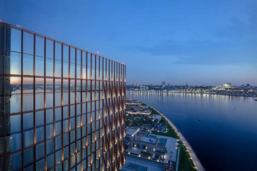 Millennium Hotel Kazan — стеклянная башня отеля на набережной